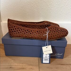 Universal Thread Gia Flats